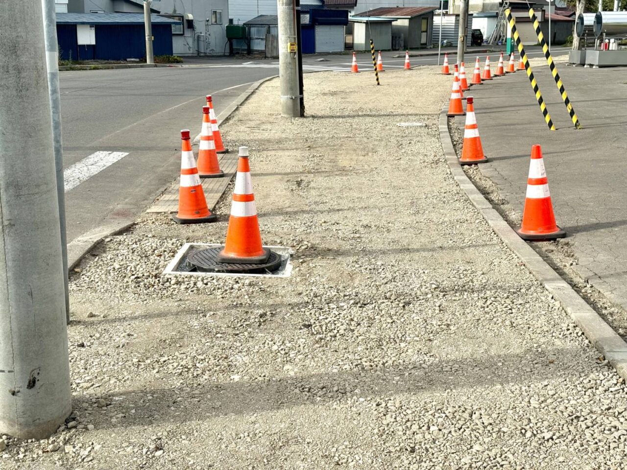 カラーコーンが並ぶ工事中の歩道