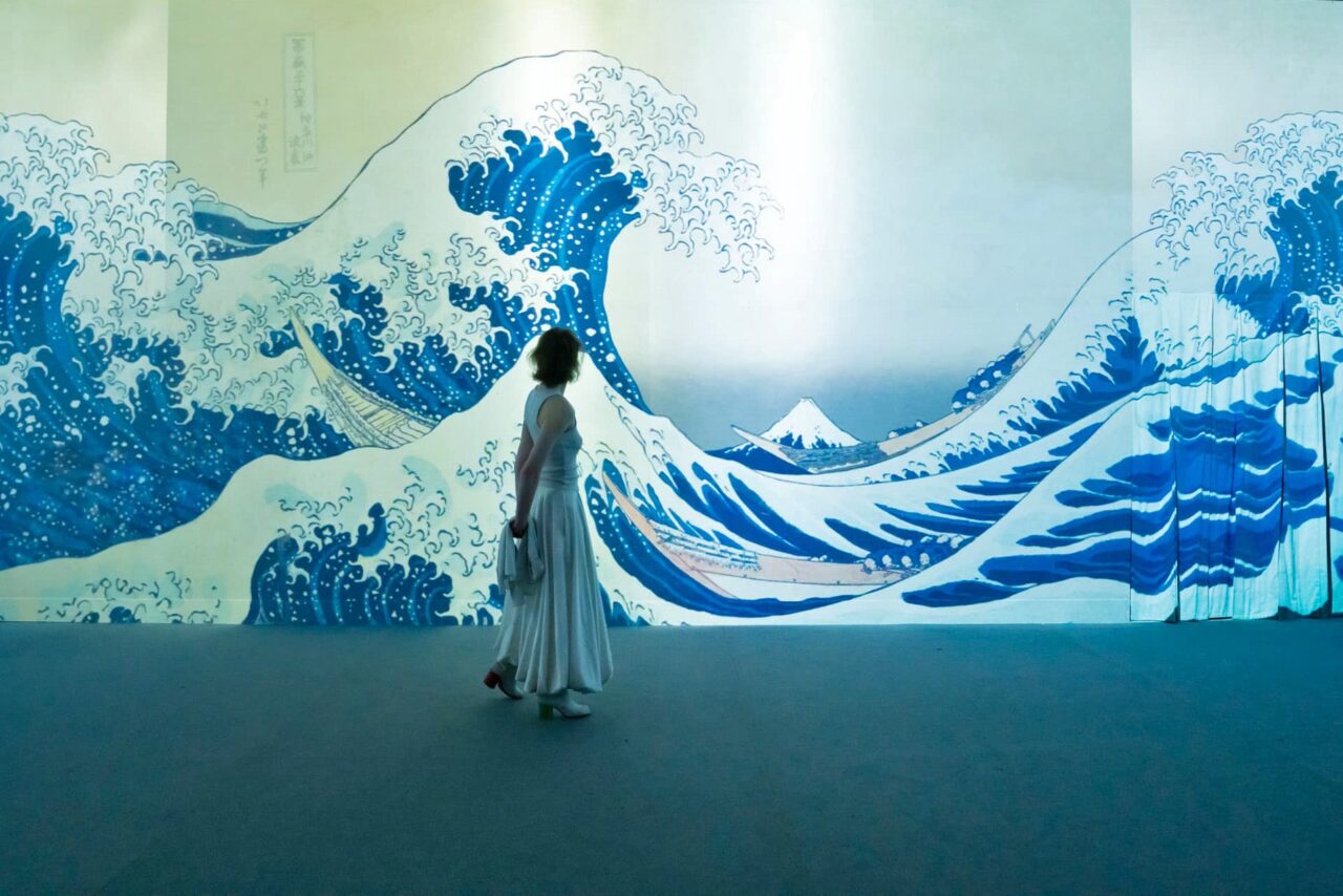 動き出す浮世絵展の大波の映像